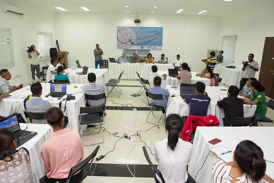 50 orang wartawan dan editor menekuni pelatihan pelatihan  fact-checking (verifikasi data) selama dua hari mulai 4-5/03/2020 di Hotel Ramelau Dili. Foto Media UNDP