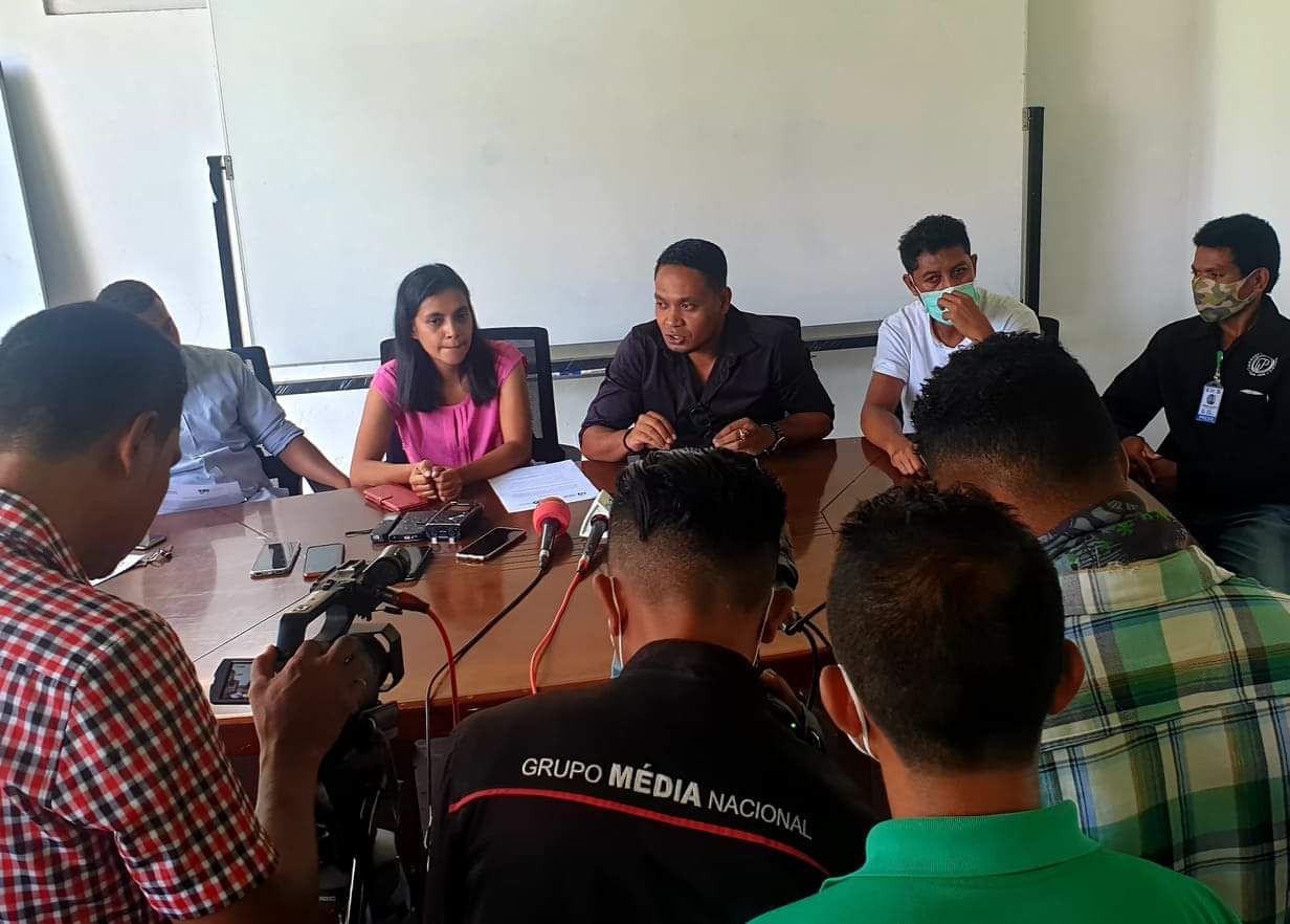 Ketua Timor-Leste Press Union (TLPU), Manuel Pinto dan ketua Asosiasi Wartawan Timor-Leste (AJTL), Zevonia Vieira saat melakukan jumpa pers bersama di Farol-Dili, Kamis 26 Maret 2020. Foto Supply 