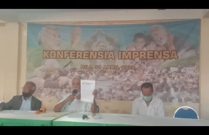 Prezidente partidu CNRT, Kay Rala Xanana Gusmão hatudu hela karta rezignasaun partidu KHUNTO nian ba jornalista sira iha sede CNRT, bairo Gillos Dili, Kinta 30 Abril 2020. Foto Oe-Kusi Post/Raimundos Oki