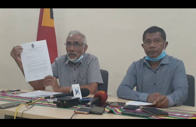 Wakil ketua partai CNRT Virgilio Smith (kanan) dan wakil sekretaris jenderal Jacinto Rigoberto de Deus (kiri) mengumumkan posisi politic CNRT di Dili, Senin 11 Mei 2020. Foto The Oe-Kusi Post/Marcelino Bata. 