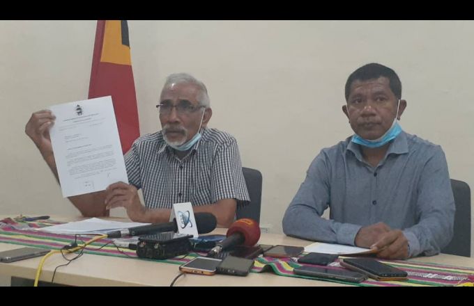 CNRT party vice president Virgilio Smith (right) and deputy secretary general Jacinto Rigoberto de Deus (left) announce CNRT's political position in Dili on Monday 11 May 2020. Photo of The Oe-Kusi Post / Marcelino Bata.