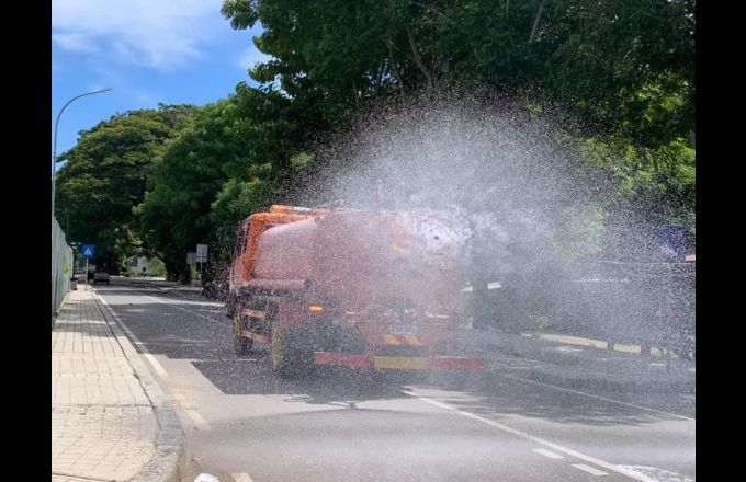 Ekipa COVID-19 RAEOA dezinfekta estrada protokolu sira. Foto Gabinete Media RAEOA.