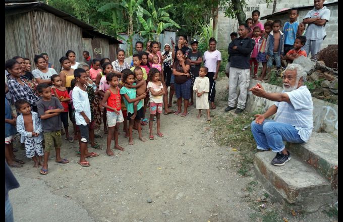 Eis komandante em xefe Kay Rala Xanana Gusmão dadalia hela ho komunidade sira ne'ebé impede nia iha Bekora mota ulun, Dili Domingo 24 Maiu 2020. Foto The Oe-Kusi Post/Raimundos Oki.