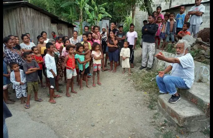 Eis komandante em xefe Kay Rala Xanana Gusmão dadalia hela ho komunidade sira ne'ebé impede nia iha Bekora mota ulun, Dili Domingo 24 Maiu 2020. Foto The Oe-Kusi Post/Raimundos Oki.