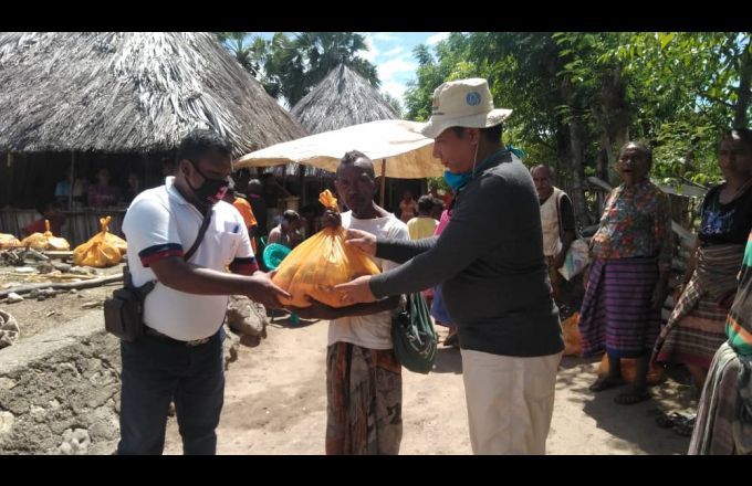 Diretór Kompañia Irmão Timor Unipessoal, Lda, Julio Mak (Liman Loos) akompaña husi Koordenador Misaun Lepra Oe-Kusi Ambeno, Domingos da Silva (Liman Karuk) face help nesesidade báziku sira ba kbi’it la’ek sira iha allied Makelab, Suku Tai-Boko, Sábadu 9 Maiu 2020. Toto The Oe-Kusi Post/Abilio Elo Nini.