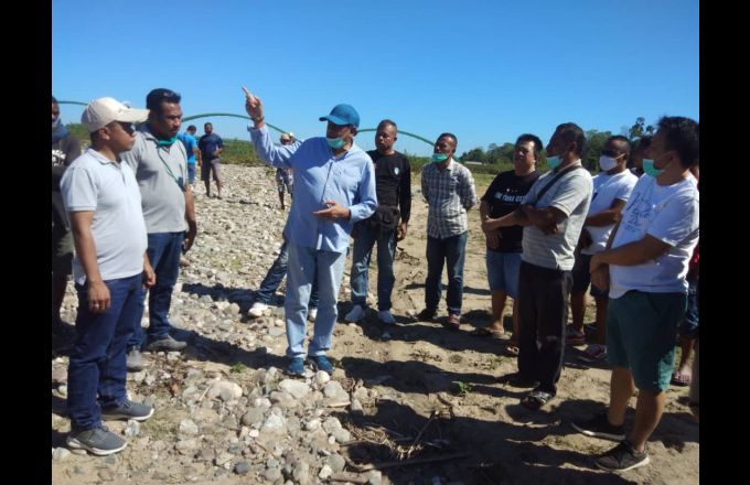 Prezidente Autoridade ba Rejiaun Administrativu Oe-Kusi Ambeno (RAEOA), José Luis Guterres “Lugu” ho natar nain sira observa hela mota ne’ebé atu satan hodi fornese bee ba natar sira. Foto The Oe-Kusi Post/Abilio Elo Nini.