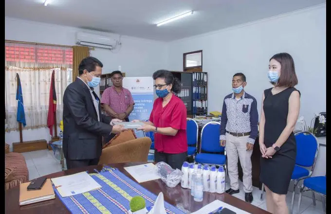 Programa Nasões Unidas ba Dezenvolvimentu (PNUD) Timor-Leste fahe ona apoiu material prevensaun vírus corona (Covid-19), no Laptop ba Sekretariadu Tékniku ba Administrasaun Eleitoral (STAE). Foto PNUD.