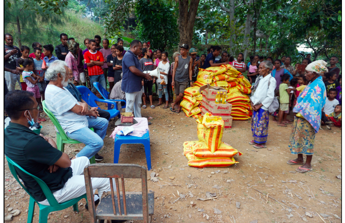 Kay Rala Xanana Gusmão ho emprezariu Timoroan Key Xavier fahe nesesidade báziku ba komunidade sira iha aldeia Karau Maten, suku Ai-Lok, postu Cristo Rei, munisipiu Dili Domingu 24 Maiu 2020. Foto The Oe-Kusi Post/Raimundos Oki.