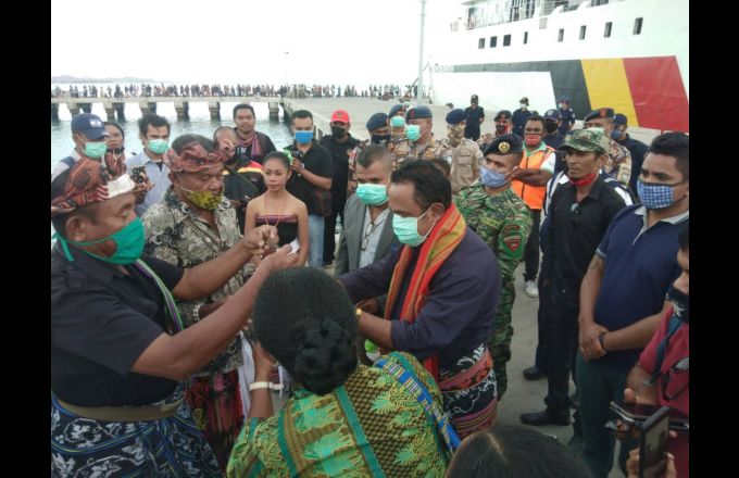 Lia-nain sira simu Prezidente Autoridade ba RAEOA, Arsenio Paixão Bano iha portu Iwao Kita Hara, Mahata, Oe-Kusi Ambeno Sesta 19 Juñu 2020. Foto The Oe-Kusi Post/Abilio Elo Nini.