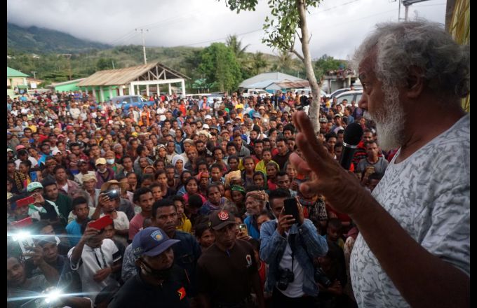 Kay Rala Xanana Gusmão hato'o nia intervensaun molok fahe nesesidade báziku ba familia kbi'it la'ek sira iha Hauba, postu Bobonaro, munisipiu Bobonaro, Segunda 15 Juñu 2020. Foto The Oe-Kusi Post/Raimundos Oki