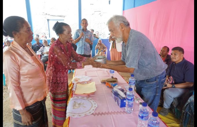 Kay Rala Xanana Gusmão hasoru hikas inan doben nain-rua ne'ebé sira han hamutuk iha Irara iha tinan 1980 molok Xanana desloka ba Mehara hodi reorganiza gerilla kontra militar Indonézia. Foto The Oe-Kusi Post/Raimundos Oki.