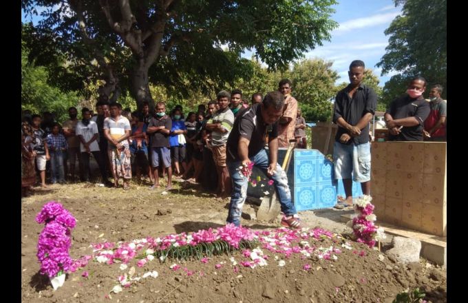 Familia sira halo'ot ona mate isin Carlota da Cunha iha semiteriu Padiae, Oe-Kusi Ambeno iha loron Sesta 12 Juñu 2020. Foto The Oe-Kusi Post/Abilio Elo Nini.