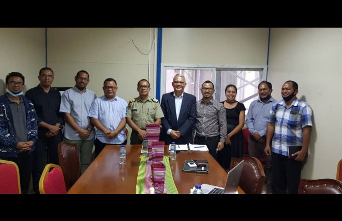 Ekipa MAEKOM no Pakote Rekuperasaun Ekonómika foto hamutuk liutiha reuniaun dahuluk hodi partilla konseitu investimentu setór produtivu ba kresimentu ekonómika iha Timor-Leste. Foto: MAEKOM