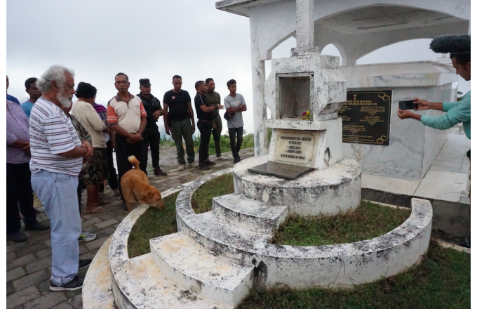  Xanana Gusmão kari aifunan hodi presta omenajen ba familia Nicolau Lobato ne’ebé mate durante funu, iha Simintériu Leorema. Foto The Oe-Kusi Post/Raimundos Oki