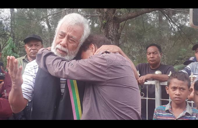 Iha 1992 Aqui Leong tula Xanana iha kaixa laran husi Dili to’o Datina