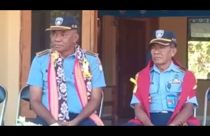 Komandante polisia munisipiu Ermera, Superintende Xefe Mateus Mendes (liman loos) troka fali ona komandante polisia RAEOA, Superintendente Xefe Arnaldo de Jesus Araújo (karuk). Foto The Oe-Kusi Post/Abilio Elo Nini.