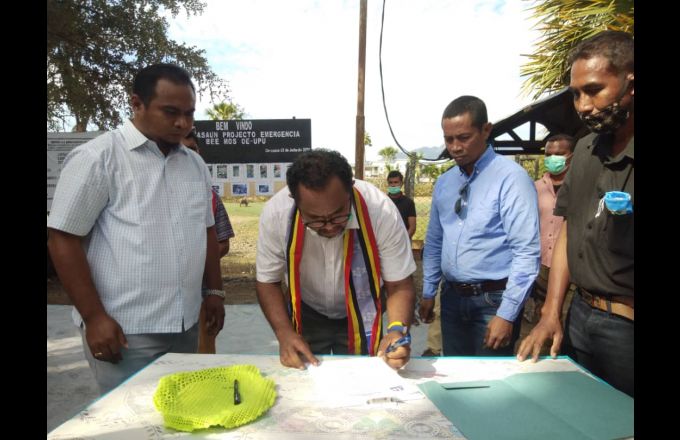 Prezidente Autoridade ba RAEOA, Arsenio Paixão Bano asina termu entrega akompaña ho diretór Obras Públika, Kandido Dos Reis Amaral, diretór kompañia Am Lhichoe, Eurico Darosa, no diretór DNSAS Gil da Costa iha bairu Oel-Upun, Oe-Kusi Ambeno, Sesta 3 Jullu 2020. Foto The Oe-Kusi Post/Abilio Elo Nini.