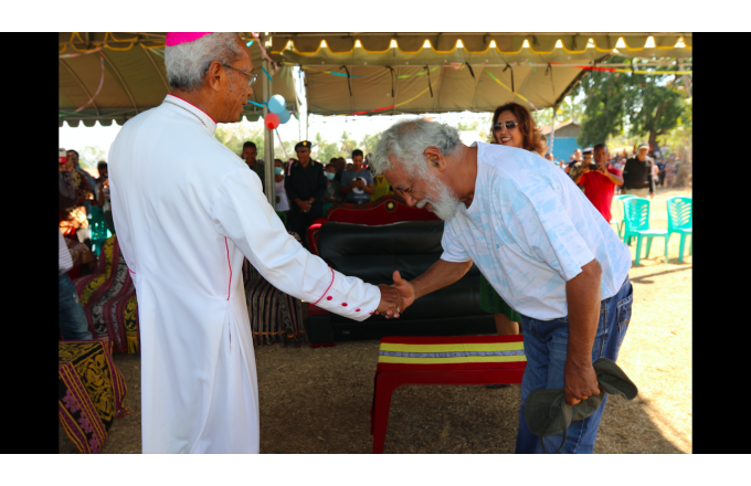 Bispo Diocese Maliana, Dom Norberto do Amaral ka'er liman ho Kay Rala Xanana Gusmão iha suku Memo, postu Maliana, munisipiu Bobonaro, Sábadu 25 JUllu 2020. Foto The Oe-Kusi Post/Raimundos Oki.