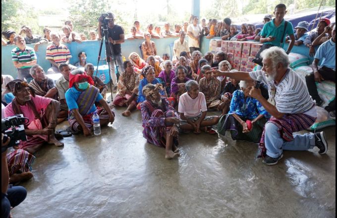 Eis Komandante em Chefe das FALINTIL, Kay Rala Xanana Gusmão konta hela istoria badak ida ba kbi'it laek sira iha Sananain, Manatuto molok fahe nesesidade ba sira, Sesta 3 Jullu 2020. Foto The Oe-Kusi Post/Raimundos Oki.