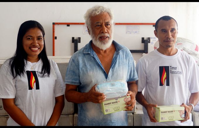 Reprezentante Kompañia Internasionál Timor Resources fó apoiu máskara ba Lider Karismátiku, Kay Rala Xanana Gusmão. Foto supply. 