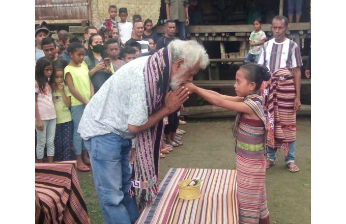 Eis komandante em chefe das FALINTIL, Kay Rala Xanana Gusmão rei hela labarik feto ida nia liman iha alderia Turon, suku Babulo, postu Same, munisipiu Manufahi, Domingu 12 Jullu 2020. Foto The Oe-Kusi Post/Raimundos Oki.