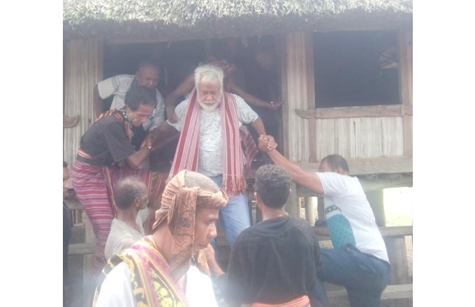 Kay Rala Xanana Gusmão tun husi uma lulik Lusi Cornel (Betano), Manufahi Domingu 12 Jullu 2020. Foto The Oe-Kusi Post/Raimundos Oki.