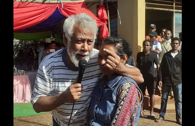 Kay Rala Xanana Gusmão hakuak hela Filomena Freitas da Costa Soares alias Bisama ne'ebé fó osan Rp1000 ba Xanana bainhira festeza nia loron moris ba dala uluk iha loron 20 Juñu 1980 iha Ostico, Baukau. Foto ne'e hasai iha Ostico iha loron Sábadu 27 Juñu 2020. Foto The Oe-Kusi Post/Raimundos Oki.