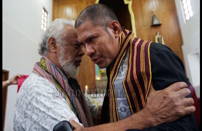 Kay Rala Xanana Gusmão bisu-bisu hela ba José Lobato katak tenke prepara aan didiak hodi kompete iha futuru. Altar lulik igreja Soibada, Domingu 5 Jullu 2020. 