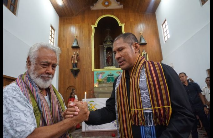 Kay Rala Xanana Gusmão ka'er liman tan ho José Lobato hafoin remata partisipa misa iha Igreja Soibada, Domingu 5 Jullu 2020. Foto The Oe-Kusi Post/Raimundos Oki.