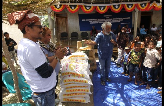 Kay Rala Xanana Gusmão akompaña nain ba kompañia Rebafa Mean Mane fahe foos ba grupu vulneravel sira iha Fatumea, Tersa 28 Jullu 2020. Foto The Oe-Kusi Post/Raimundos Oki.