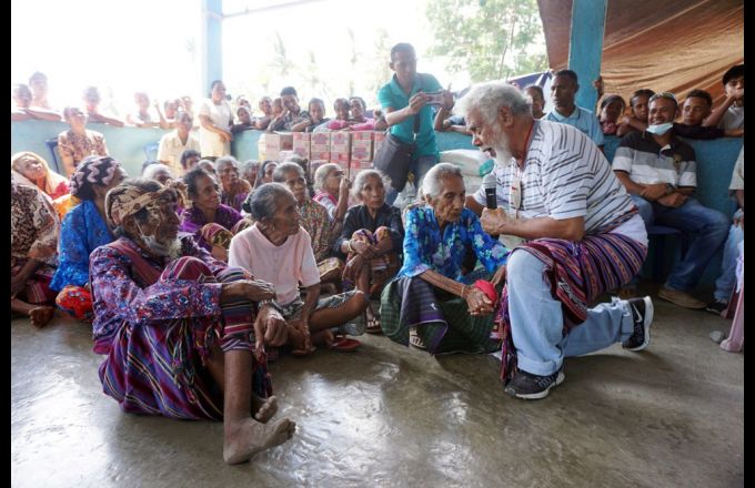 Kay Rala Xanana Gusmão anima hela kbi'it la'ek sira iha Sananain, Manatuto molok fahe nesesidade báziku ba sira iha loron Sesta, 3 Jullu 2020. Foto The Oe-Kusi Post/Raimundos Oki.