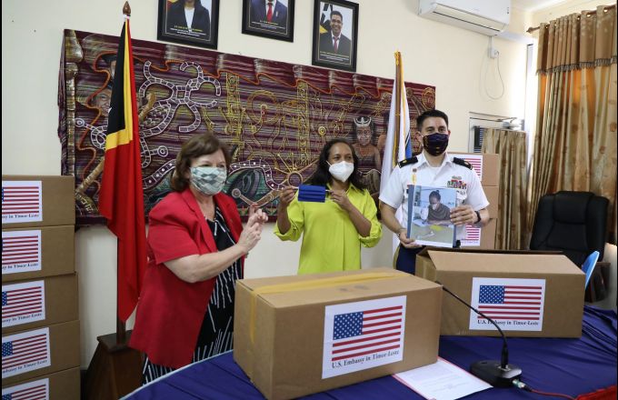 Embaixada EUA Dili oferese mascara reutilizáveis produsaun Timoroan nian atu ajuda labarik rihun resin seguru fila ba eskola labarik 15,000. Foto Media Embaixada EUA.